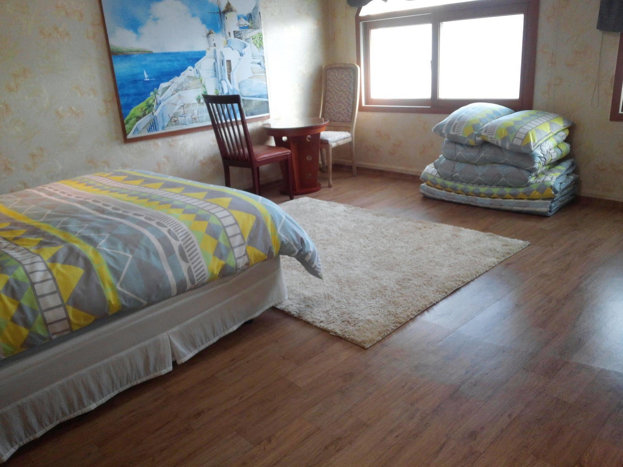 Marine Guesthouse Sokcho Exterior photo