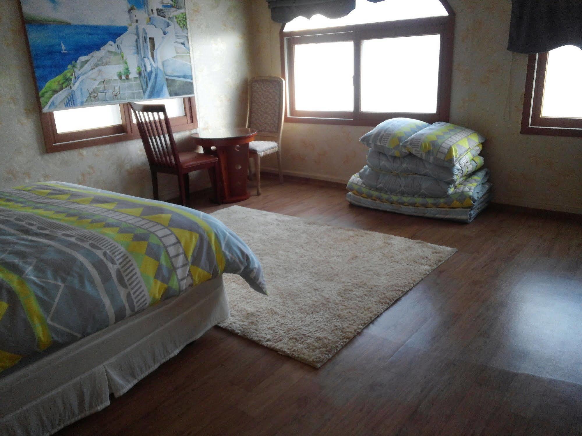 Marine Guesthouse Sokcho Exterior photo