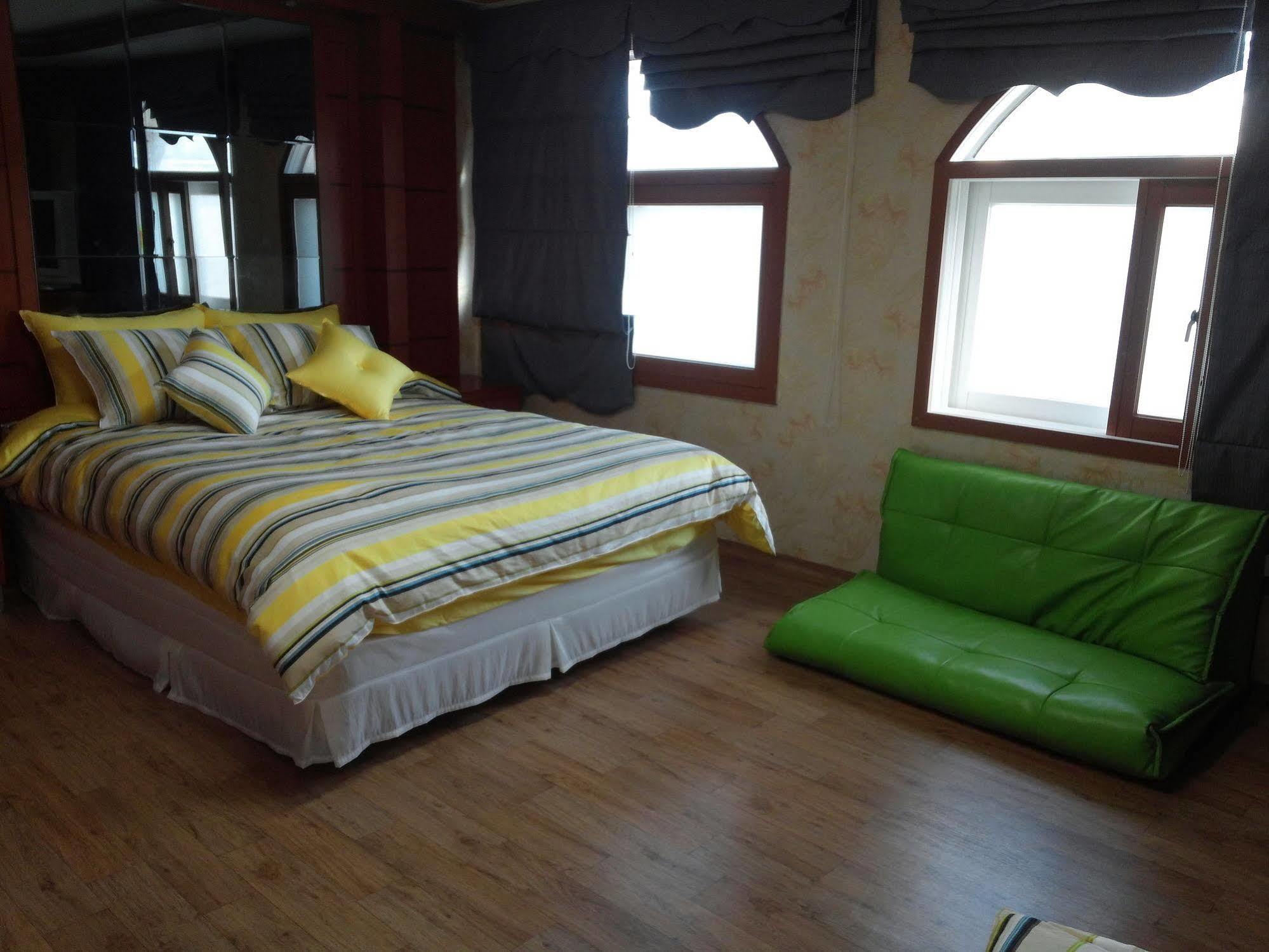 Marine Guesthouse Sokcho Exterior photo