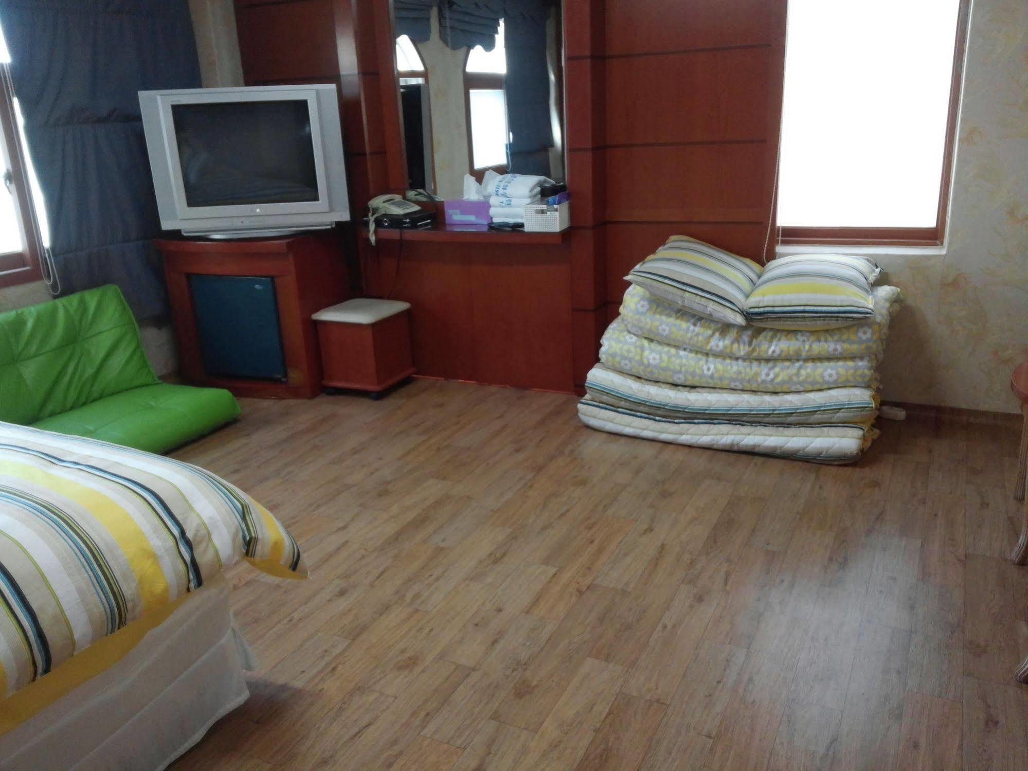 Marine Guesthouse Sokcho Exterior photo